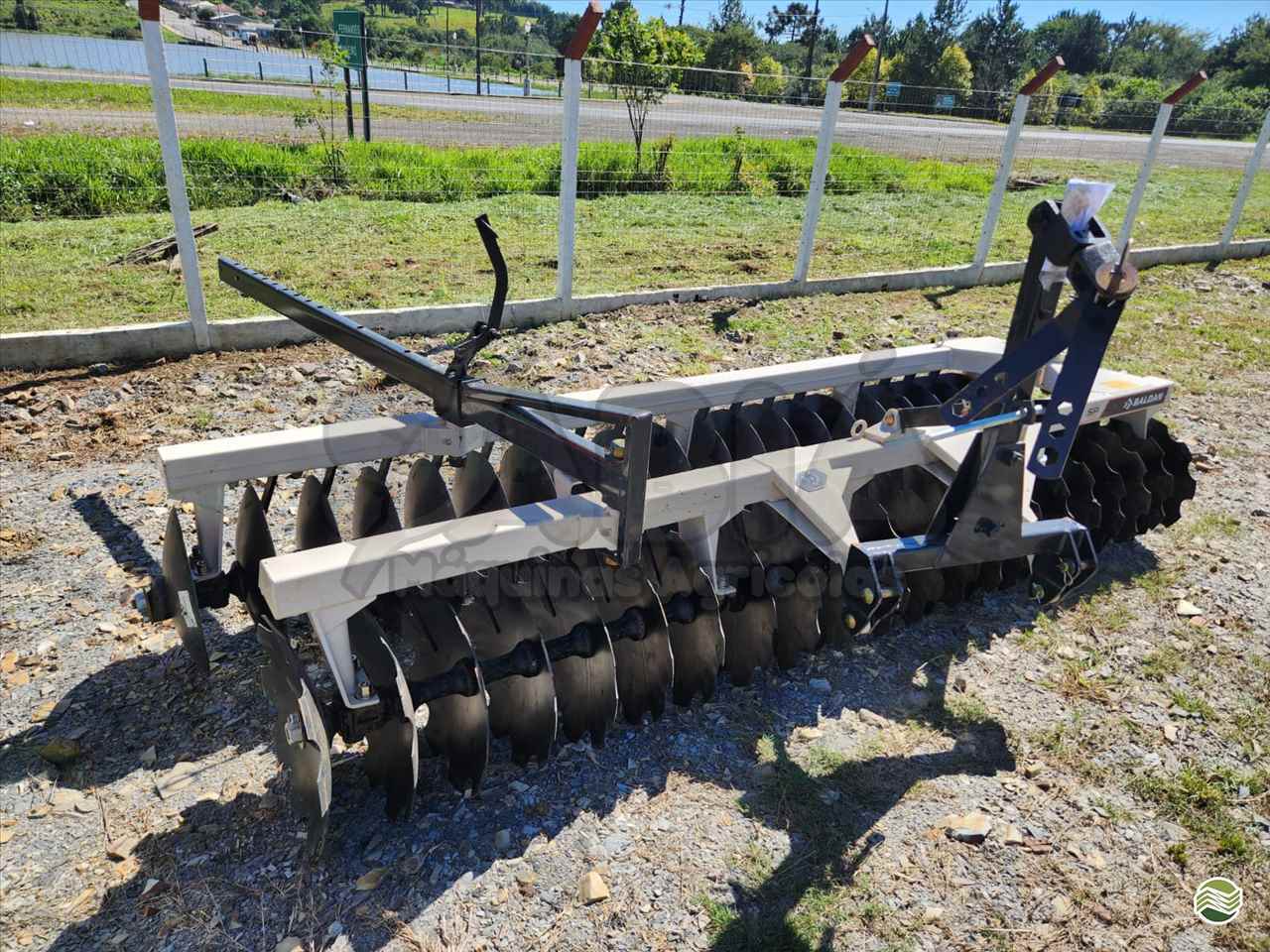 IMPLEMENTOS AGRICOLAS GRADE NIVELADORA NIVELADORA 42 DISCOS Sabiá Máquinas Agrícolas IRATI PARANÁ PR
